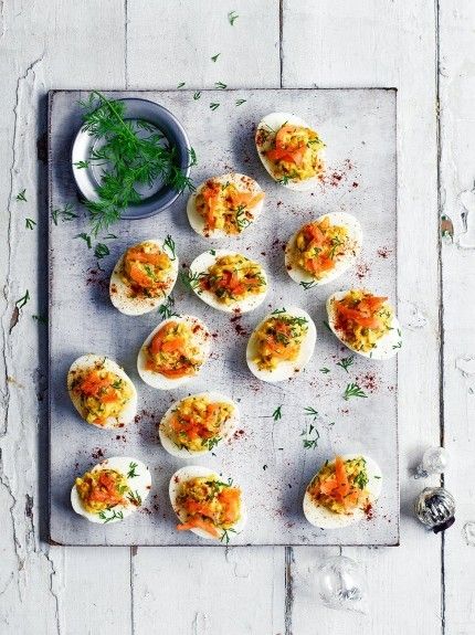 Яйца с лососем Яйца с лососем, рецепты закусок на Новый Год, закуски от Джейми Оливера